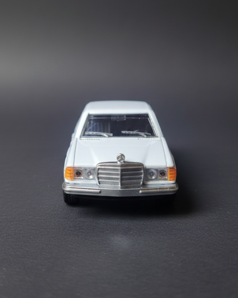 Mercedes Bence  W123, 1:36